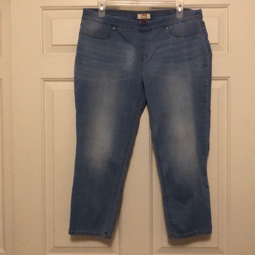 L.E.I Slip on Capri Jeans Size: 13 Juniors
